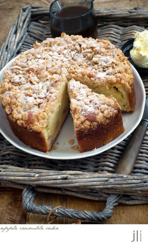 apple crumble cake / DELICIOUS BITES Apple Crumble Cake Recipe, Crumble Cake Recipe, Caramel Apple Crumble, Apple Crumble Cake, Cafe Recipes, Cafe Cake, Apple Cakes, Apple Crumble Pie, Light Dessert