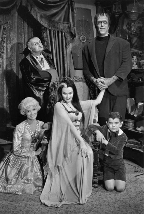 Me gustan más que la Familia Addams                                                                                                                                                      Más Munsters Tv Show, The Munster, Yvonne De Carlo, The Munsters, Gene Kelly, Mae West, Swinging Sixties, Classic Television, Old Tv Shows