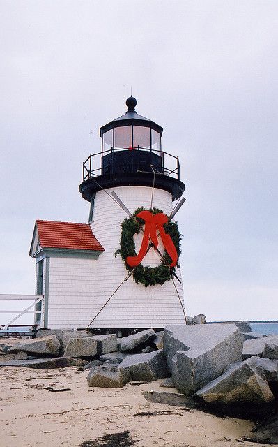 Christmas in Nantucket Nantucket Christmas, Brant Point Lighthouse, Lighthouse Pictures, Nantucket Island, Beautiful Lighthouse, Beach Christmas, Coastal Christmas, The Lighthouse, Light House