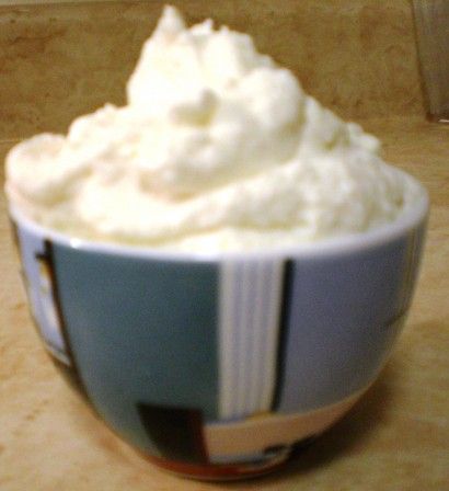 Ricotta Whipped Cream, Ricotta Whipped, Banana Split Cake, Frosting Techniques, Recipes With Whipping Cream, Lemon Frosting, Chantilly Cream, Creative Baking, Whipped Cream Frosting