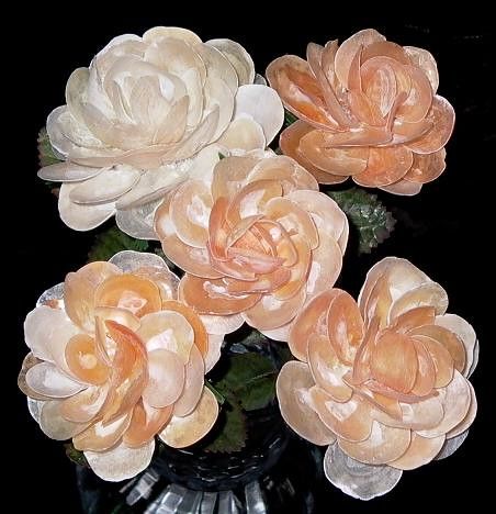 Jingle Shell Roses | This jingle shell rose set has been a v… | Flickr Sea Ornaments, Jingle Shells, Beach Projects, Seashell Flowers, Nautical Ornaments, Beach Christmas Decorations, Sea Shells Diy, Shell Sculpture, Shell Ideas