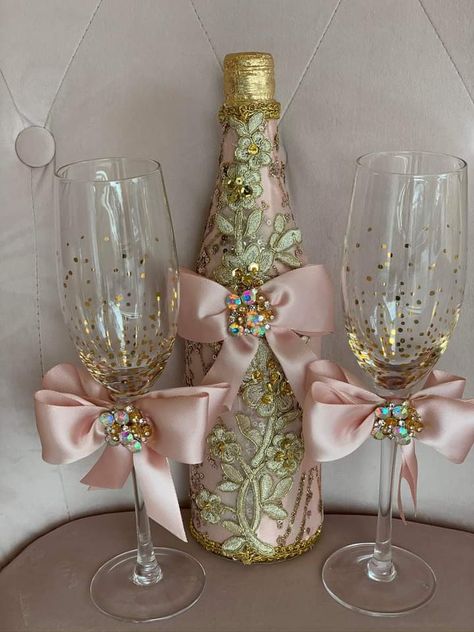 Quince Copas Diy, Quince Copas Ideas, Quince Cups Ideas, Quince Champagne Glasses, Quince Cups, Champagne Quinceanera Theme, Sweet 15 Decorations, Hot Pink Centerpieces, Quince Colors