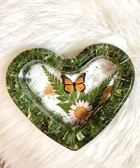 Epoxy Resin Ashtray Ideas, Resin Ashtray Ideas, Resin Jewelry Ideas, Epoxy Resin Ashtray, Resin Aesthetic, Diy Resin Tray, Butterfly Resin, Resin Ashtray, Diy Tray