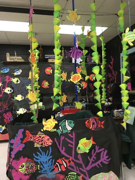 Glow In The Dark Under The Sea, Glow Art Show, Glow Gallery, Black Light Art, Ocean Art Projects, Neon Dance, Blacklight Art, Primary School Art, Sea Creatures Art