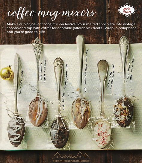 Coffee mug mixers - Make a cup of joe (or cocoa) full-on festive! Pour melted chocolate into vintage spoons and top with extras for adorable (affordable) treats. Wrap in cellophane, and you're good to gift! Cocoa Spoons, Hot Chocolate Spoons, Coffee Gift Basket, Diy Food Gifts, Chocolate Spoons, Spoon Gifts, Simple Gift Wrapping, Vintage Spoons, Coffee Gift