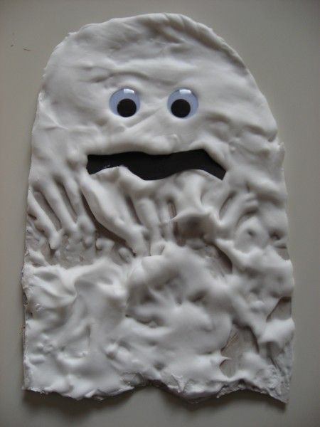 Ghost Kids Craft (shaving cream and glue make this puffy paint ghost) Puffy Paint Ghost, Paint Ghost, Ghost Craft, Ghost Crafts, October Crafts, Halloween Preschool, Easy Halloween Crafts, Fall Preschool, Kids Holiday