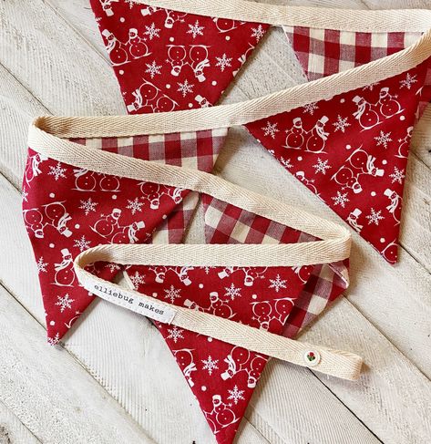 Christmas Fabric Bunting, Diy Christmas Decorations Garland, Quilted Garland, Homemade Christmas Garland Ideas, Christmas Bunting Diy, Christmas Ribbon Ideas, Fabric Garland Christmas, Christmas Bunting Ideas, Garland Diy Christmas