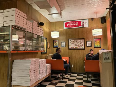 Vintage Pizza Restaurant, New York Pizza Shop, Pizza Place Aesthetic, Pizza Shop Interior, Pizza Restaurant Design Interior, Pizza Shop, Pizzeria New York, Best Pizza In Nyc, Pizza Store