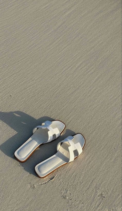 Hermes Sandals Aesthetic, Hermes Sandles, Sandles Outfit, Sandals Aesthetic, Travel To Egypt, Egyptian Decor, Hermes Sandals, Egyptian Architecture, Egypt Aesthetic