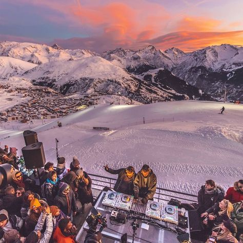 House Music Aesthetic, Skiing In The Alps, Apre Ski, Winter Rave, Snowboarding Aesthetic, Techno Festival, Rave Aesthetic, Guys Trip, Apres Ski Party