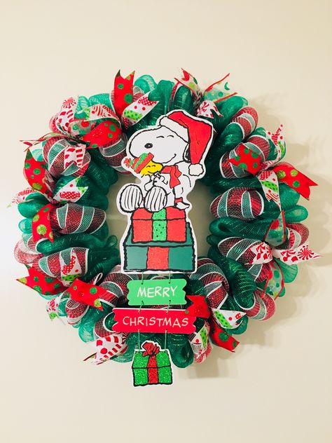 Peanuts Christmas Wreath, Snoopy Christmas Wreath, Wreath Competition, Snoopy Wreath, Snoopy Christmas Decorations, Dog Wreaths, Snoopy Christmas Tree, Woodstock Christmas, Christmas Deco Mesh Wreath