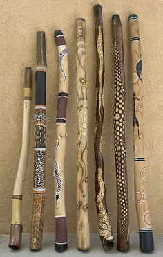 Tre Kunst, Spirit Sticks, Talking Sticks, Painted Driftwood, Didgeridoo, Woodburning Projects, Broom Handle, Deco Nature, Walking Sticks And Canes