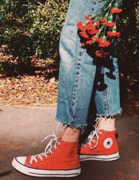 Converse Rouge, Plate Aesthetic, Virgo Scorpio, Street Style Photography, Converse Red, Red Converse, Sagittarius Zodiac, 90's Fashion, Grunge Vintage