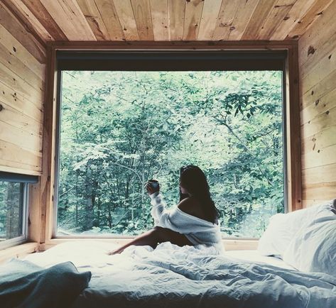 Getaway Cabins Photoshoot, Getaway House Photoshoot, Cabin Photoshoot, Hiking Picture Ideas, Romantic Cabin Getaway, Couple Bed, Cabin Getaway, Cabin Trip, Cabin Aesthetic