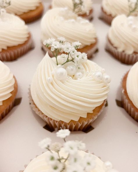 Mad Sweet Cakes on Instagram: “Creative freedom is my favorite!…” Wedding Cupcake Inspiration, Bridal Shower Cupcake Designs, Wedding Cupcakes With Flowers, Wedding Individual Cakes, Cupcake Decor Wedding, Minimalist Wedding Cupcakes, Tiny Wedding Cakes, Bridal Party Cupcakes, Cute Wedding Cupcakes