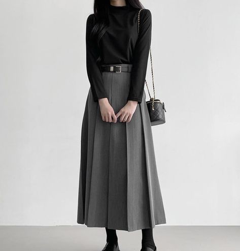 Long Grey Skirt Outfit, Grey Long Skirt, Gray Skirt Outfit, Minimalism Outfit, Long Grey Skirt, Shirt Ootd, Grey Outfits, Dark Grey Skirt, Office Goth