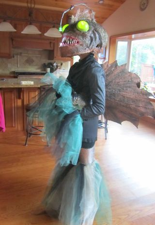 Amazing Homemade Angler Fish Costume for My 11-yr-old Daughter #halloween Angler Fish Costume, Happy Celebrations, Fish Costume, Pumpkin Halloween Costume, Baby Kostüm, Scary Halloween Costume, Diy Costumes Kids, Diy Halloween Costumes For Kids, Costumes Kids