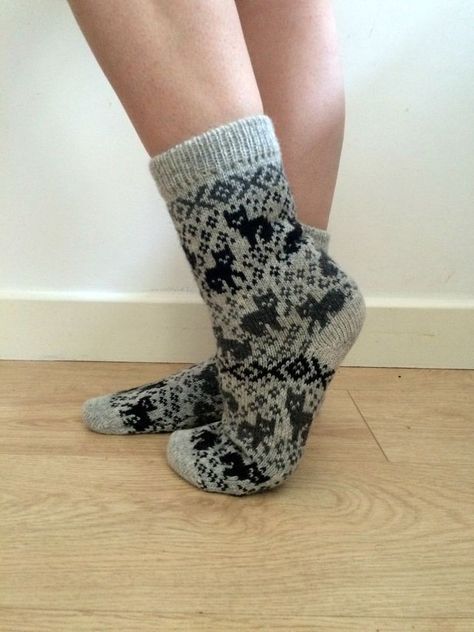 Cat Socks Pattern, Fair Isle Socks, Knit Wool Socks, Hand Knit Socks, Knitted Cat, Fun Fair, Cat Socks, Sock Knitting Patterns, Knitted Socks