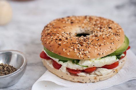 Healthy College Meals, Whole Wheat Bagel, Healthy Breakfast Sandwich, Egg Sandwich Breakfast, Breakfast Vegetables, Breakfast Sandwich Recipes, Weekday Breakfast, Bagel Sandwich, Classic Breakfast