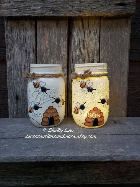 Bees And Sunflowers Kitchen Decor, Ball Jar Crafts, Bee Diy Craft, Painted Jars Aesthetic, Honey Bee Kitchen Decor, Bee Hive Craft, Bee Craft, Crafts With Glass Jars, Honey Bee Decor