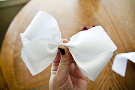 I've  posted about this before, but thought (since I was making like 20 bows) I'd revise this little hair bow tutorial!   What you need:   1... Diy Useful, Miss Mom, Jojo Bows, Hair Bow Tutorial, Diy Bows, Bow Ideas, Bow Headband Hairstyles, Hair Ribbons, Art Decor Diy