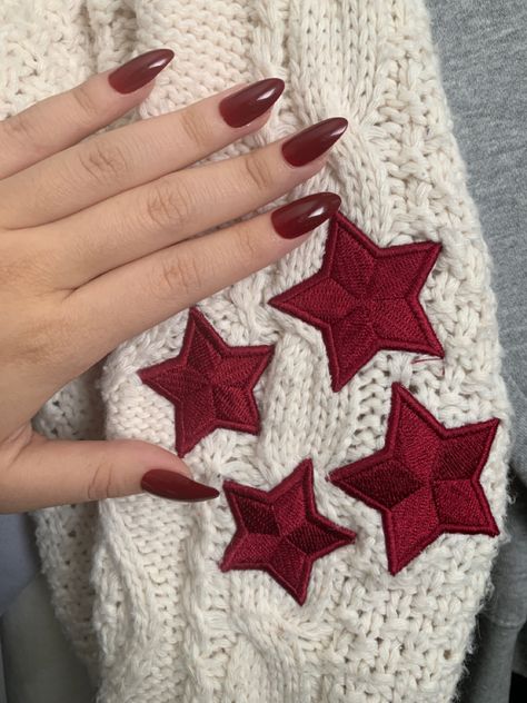 Taylor Swift Red Album Inspired Nails, Eras Tour Nail Ideas Red, Maroon Eras Tour Outfit, Taylor Swift Nails Red Era, Red Era Nails Taylor Swift, Eras Tour Nails Red, Taylor Swift Red Era Nails, Red Era Nails, Red Nails Taylor Swift