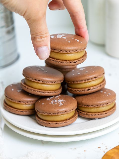 This thick caramel macaron filling is easy to make and only uses 6 ingredients! It's rich, buttery, and the perfect consistency for piping! Macaroon Filling, Macaroons Flavors, Refrigerated Desserts, French Macaroon Recipes, Caramel Ganache, Macaron Filling, How To Make Caramel, Macaron Cookies, Macaroon Recipes