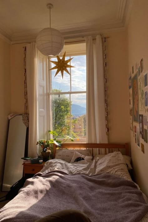 Tenement Bedroom Ideas, Bedroom Inspirations University, Tiny Nyc Bedroom, Bed Near Window Ideas Small Bedrooms, Cosy Uni Room, Edinburgh Flat Interior, Edinburgh Flat Aesthetic, Student Flat Aesthetic, Edinburgh University Dorm