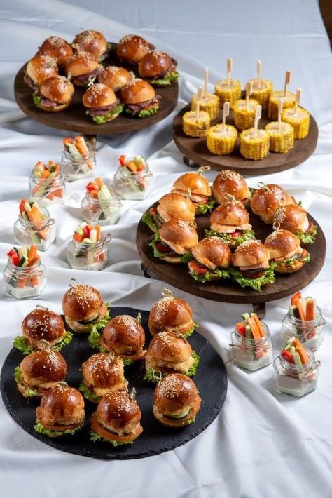 Family Buffet Ideas, Brunch Catering Ideas, Birthday Dinner Food, Buffet Pizza, Birthday Catering Ideas, Kue Macaroon, Catering Food Displays, Simple Family Meals, Cheap Meal