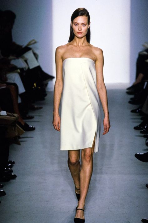 Calvin Klein Collection Fall 1997 Ready-to-Wear Fashion Show - Shalom Harlow 90s Minimalism Fashion, Hermes Ready To Wear, Minimalistic Office, Prada Ready To Wear, 90s Prada, Calvin Klein Fashion, Rachel Green Outfits, 90s Minimalism, Ralph Laurent