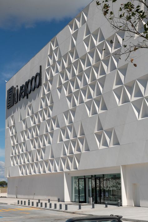 Liverpool Paseo Queretaro Facade / Miguel de la Torre | Netfloor USA Triangular Facade Architecture, Commercial Design Exterior Architecture, Facade Pattern Architecture, Facades Architecture, Mall Facade, Facade Pattern, Hotel Facade, Retail Facade, Commercial Design Exterior