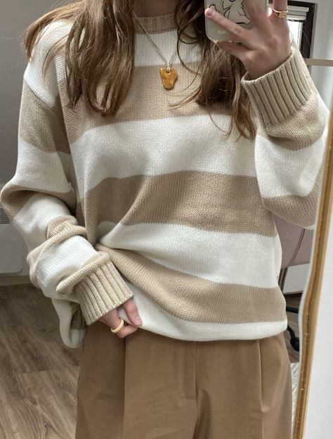 Urban Outfitters Knit Sweater, Styling Brandy Melville Sweater, Brianna Striped Sweater, Brandy Melville Outfits Sweaters, How To Style Brianna Sweater, Striped Outfit Aesthetic, Brandy Melville Striped Sweater Outfit, Brandy Brianna Sweater, Brandy Briana Sweater