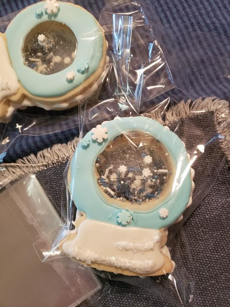 Christmas snow globe Blue and white #snowglobe #christmas #isomalt #cookies             https://www.instagram.com/p/BrnuUoRlvJj/?utm_source=ig_web_copy_link Isomalt Cookies, Snowglobe Christmas, Globe Cake, Glass Cookies, Stained Glass Cookies, Christmas Snow Globe, 3d Cookie, December Calendar, Calendar 2023