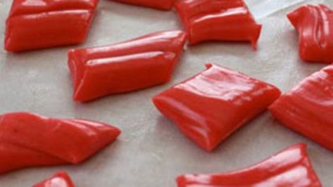 Homemade Laffy Taffy Recipes, Taffy Recipe, Easy Candy Recipes, Easy Candy, Laffy Taffy, Candy Recipes Homemade, Homemade Candy, Chewy Candy, Candy Fudge