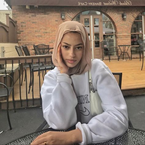 Hijab Style With Hoodie, Hijabi With Headphones Aesthetic, Hoodie Hijabi Outfits, Hijabi With Beanie, Grunge Hijabi Aesthetic, Hijabi Fashion Summer, Hijab Fashion Summer, Hijabista Fashion, Hijab Look