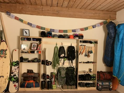 Hiking Room Decor, Hiking Room Ideas, Outdoorsy House Decor, Adventure Gear Storage, Adventure Room Aesthetic, Outdoorsy Room Aesthetic, Outdoorsy Bedroom Ideas, Outdoor Gear Room, Outdoorsy Home Decor