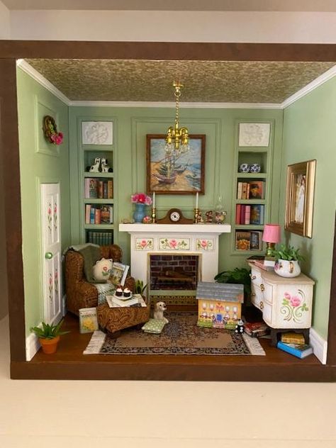 I have seen versions of this on pinterest and thought I would try my own! Most of this roombox was made by hand. #miniatureroombox #miniatures #iloveminiatures #miniaturefurniture #miniroomboxlivingroom Dolls House Room Box Ideas, Miniature Living Room Ideas, Glove Box Diorama, Room Box Miniatures Ideas, Miniature Room Boxes Ideas, Framed Miniatures, Miniature Living Room, Dollhouse Miniatures Rooms, Cardboard Dollhouse