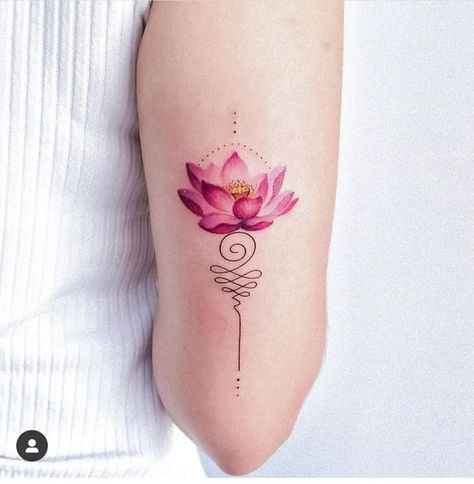 Diseños de flor de loto tatuaje, ¡no tienes excusas! | Revista KENA México Lotus Flower And Cherry Blossom Tattoo, Lotus Flower Tattoo With Color, Lotus Tattoos For Women, Lotus Tattoo Ideas, Pink Lotus Tattoo, Simple Lotus Tattoo, Lotus Flower Tattoo Meaning, Small Lotus Tattoo, Simple Forearm Tattoos