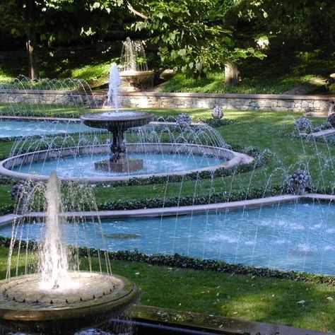 Como fazer um jardim italiano - 6 passos Kolam Air, Taman Air, Diy Water Fountain, Garden Water Fountains, Fountains Backyard, Indoor Water Fountains, Tiered Garden, Water Fountains Outdoor, Longwood Gardens