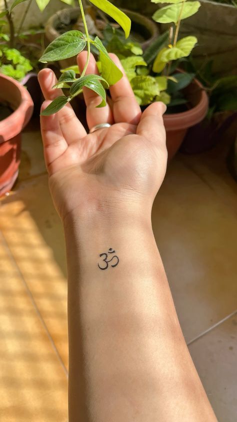 Aum Tattoo, Om Tattoo Design, Girls Tattoos, Tattoo Design For Hand, Small Shoulder Tattoos, Om Tattoo, Small Pretty Tattoos, Girl Dpz, Small Hand Tattoos