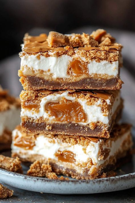 These No-Bake Butterfinger Caramel Bars are a dessert revelation—decadently delicious and delightfully easy to make! Imagine layers of gooey caramel and crunchy Butterfinger pieces melding into an irresistible treat that requires zero baking. I stumbled upon Butterfinger bites, not in the usual bag but in little boxes nestled among other candies at my local grocery Butterfinger Pieces Recipes, Butterfinger Caramel Crunch Bars, Butterfinger Balls Recipe, Butterfinger Blondies, Pan Bars, Butterfinger Bites, Butterfinger Dessert, Butterfinger Bars, Butter Finger Dessert