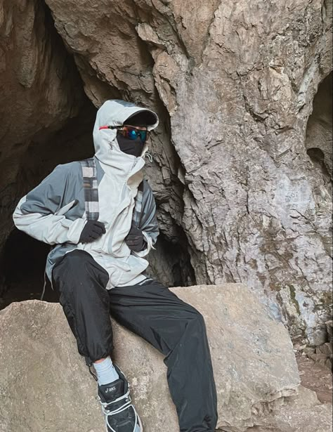 Gortex Style, Gorpcore Men, Black Mask Aesthetic, Outdoors Aesthetic, Gorp Core, Hiking Fits, New Balance Outfit, Mens Outdoor Clothing, Mountain Style