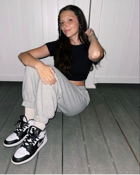 Sweatpants And Jordans Outfit, Crop Top And Sweats, Jordan Outfit, Sweatpants Outfit, Dream Clothes, Cropped Leggings, Outfit Ideas, Jordan, Tights