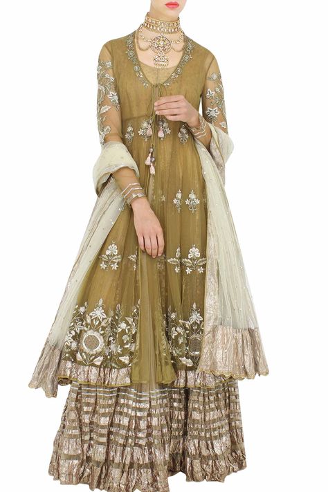 Deewani Mastani Dress, Mastani Dress, Gold Anarkali, Classy Fashion Chic, Vani Vats, Punit Balana, Seema Gujral, Pakistan Dress, Outfits Indian