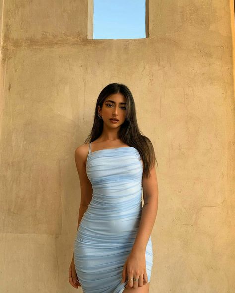 Bodycon Dress Poses Instagram, Iffat Marashi, Iffat Marash, Dresses For Broad Shoulders, Cute Modeling Poses, Homecoming Poses, Retro Outfit, Body Con Dress Outfit, Photo Pose Style