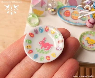 Hummingbird Miniatures: Easter Dishes Easter Miniature Scene, Easter Miniatures, Miniature Easter, Mini Plates, Easter Dishes, Doll Miniatures, Miniature Inspiration, Miniature Scenes, Diy Doll Miniatures