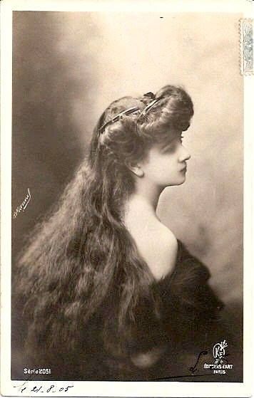 Vintage Hairstyles For Long Hair, Edwardian Hairstyles, Antique Hair Combs, Istoria Artei, Victorian Hairstyles, Old Photography, Very Long Hair, Old Fashion, Beautiful Long Hair