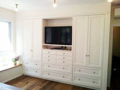 Dresser Wardrobe Combo, Wall Closet Built In, Floor To Ceiling Dresser Master Bedrooms, Bedroom Built Ins For Tv With Fireplace, Primary Bedroom Built Ins, Wardrobe Design With Tv, Full Wall Wardrobe Bedroom Ideas, Wardrobe Design With Tv Unit, Closet With Tv In The Middle