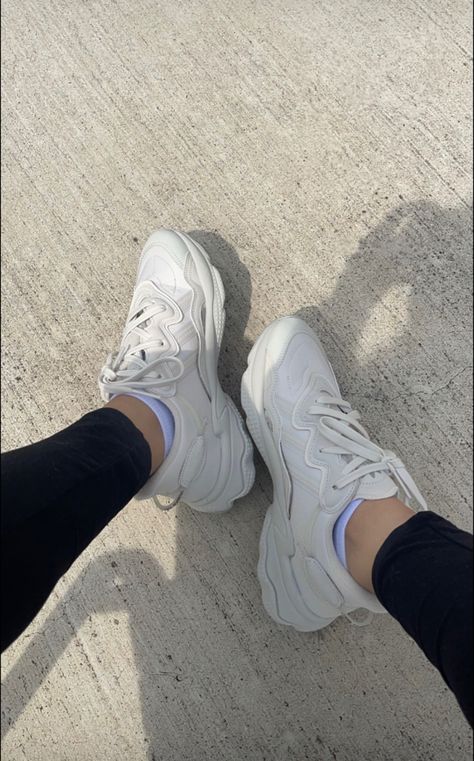 Beige Adidas, Adidas Ozweego, Retro Looks, Shoes Adidas, Sporty Chic, Nike Huarache, Adidas Online, Sporty Style, Adidas Shoes