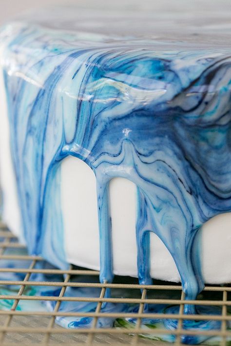 How to Create a Marble Drip Cake - Sugar and Charm - sweet recipes - entertaining tips - lifestyle inspiration Drip Cake Recipes, Fondant Smoother, Cake Calories, Entertaining Tips, Mirror Glaze Cake, Chocolate Drip Cake, Watercolor Cake, Gateaux Cake, Balloon Cake